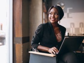 african american business woman working computer bar Le digital pour réussir sa vie.